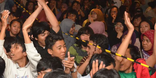 Antrian Tiket SS4 INA di Dalam Gedung Tidak Dibubarkan