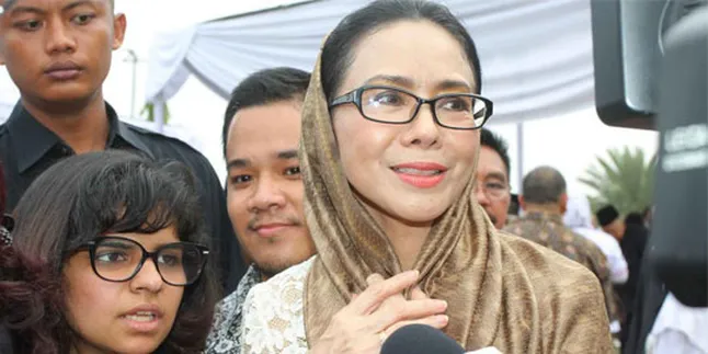 Kakak Moerdiono Bela Poppy Dharsono