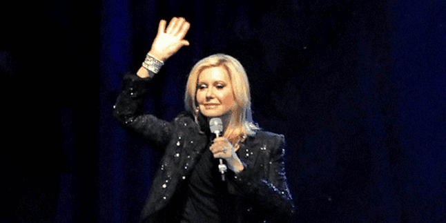 Olivia Newton John Ajak Penonton Joget Cowboy