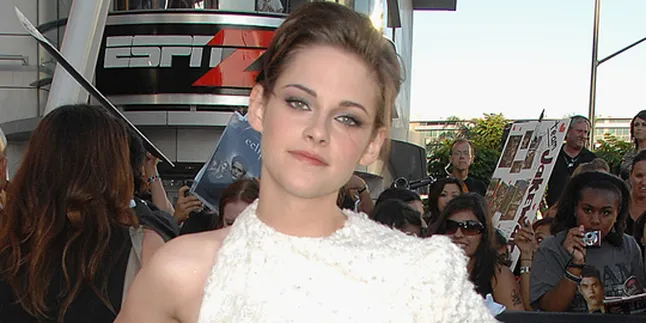 Happy 22nd Birthday, Kristen Stewart the Sexy Vampire!