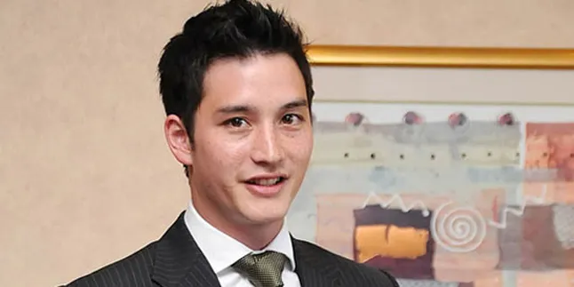 Mike Lewis Bantah Cerai Karena Aura Kasih