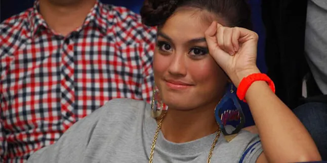 Gandeng Cowok Misterius, Agnes Monica Punya Kekasih?