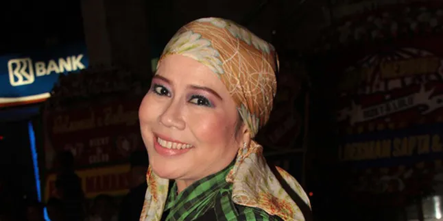 Dewi Yull Umumkan Sudah Menikah