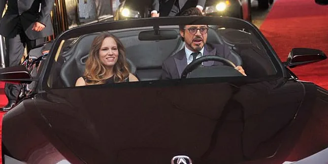 Robert Downey Jr Pamer Mobil di Premier 'THE AVENGERS' Robert Downey Jr Pamer Mobil di Premier 'THE AVENGERS'