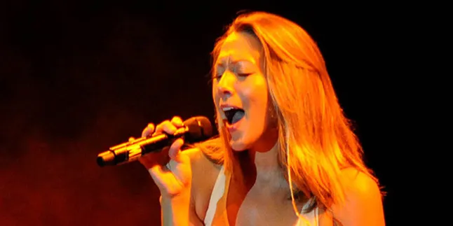 Colbie Caillat Suguhkan Konser Sederhana Nan Menawan