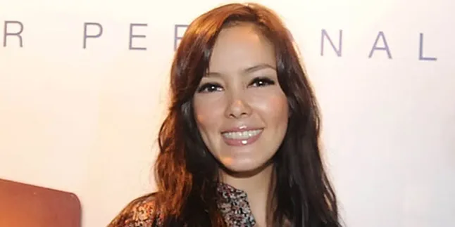 Ekspresi Sumringah Cathy Sharon Usai Nikah