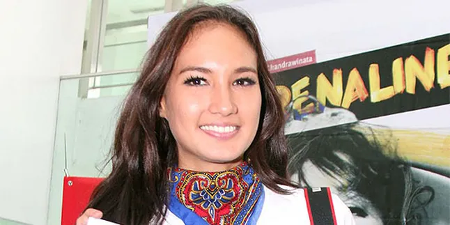 Lukisan, Ungkapan Cinta Nadine Chandrawinata Kepada Indonesia Lukisan, Ungkapan Cinta Nadine Chandrawinata Kepada Indonesia