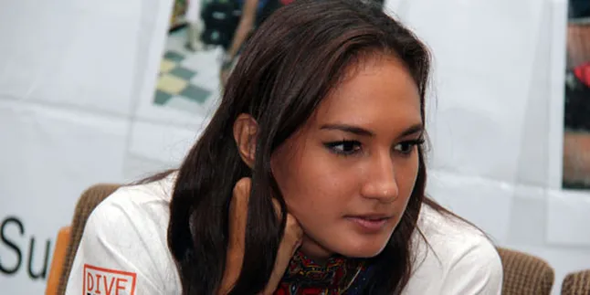 Nadine Chandrawinata: Kartini Mungkin Bisa Tersenyum