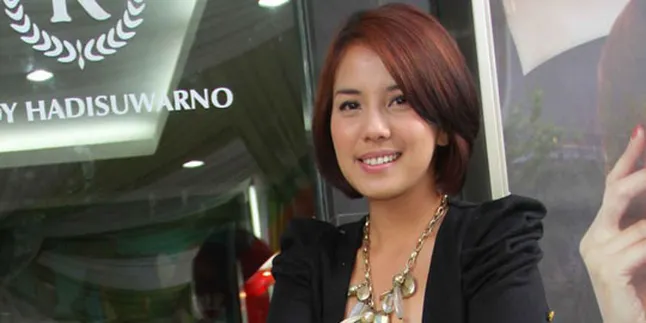 Lulus S-1 Komunikasi, Tya Ariestya Langsung Ambil S-2