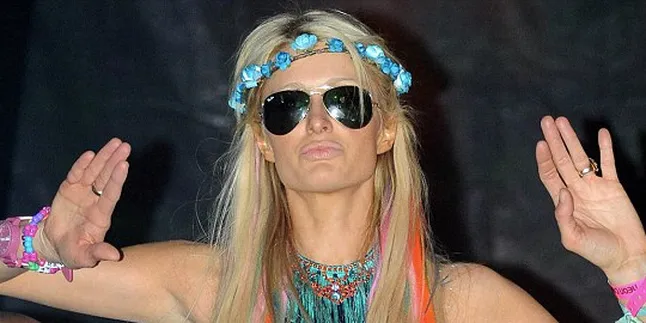 Paris Hilton Berciuman Panas di Coachella