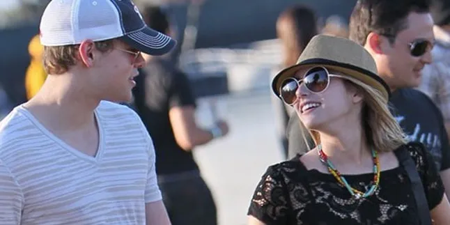 Emma Roberts - Chord Overstreet Mantap Bersatu Lagi