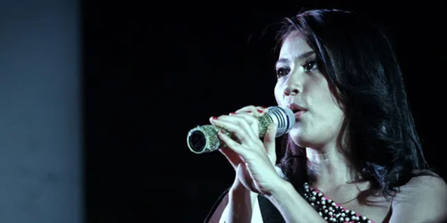 Sophie Navita Makin Serius Bernyanyi