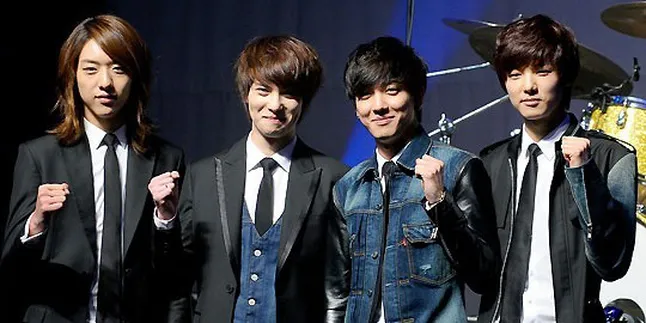 CN Blue Mencoba Meniru Penampilan Linkin Park