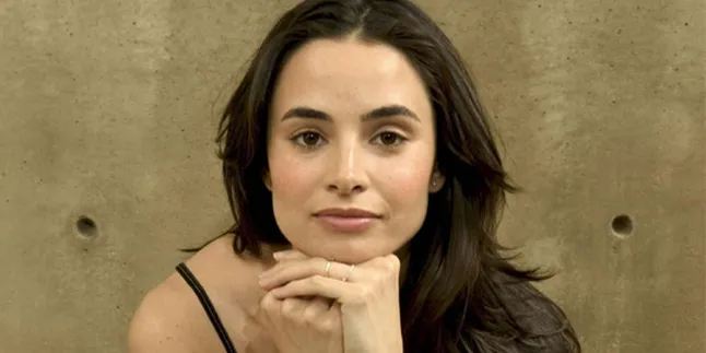 Mia Maestro, Dari 'TWILIGHT' Jadi The Next Elizabeth Taylor Mia Maestro, Dari 'TWILIGHT' Jadi The Next Elizabeth Taylor