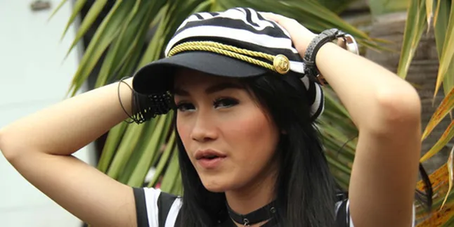 Ada Yang Istimewa Dengan Kalung Dara The Virgin?