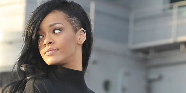 Astaga! Rihanna Pamer Dada Lagi