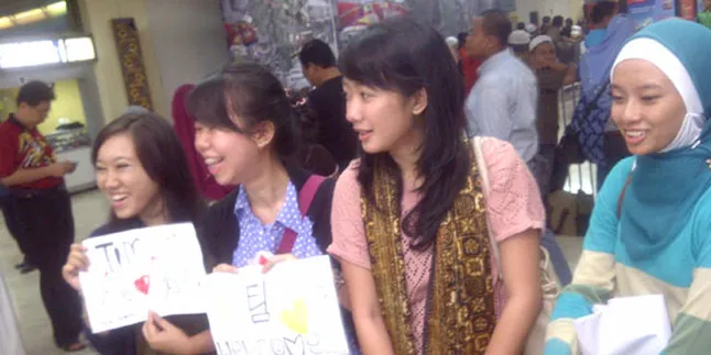 Fans Tak Bisa Tidur Sambut Kedatangan Tim Hwang