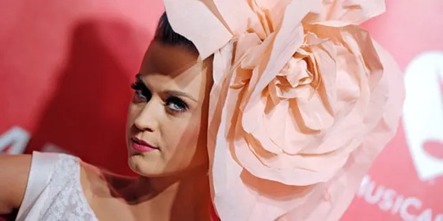 Katy Perry Cium Pelaut di Panggung