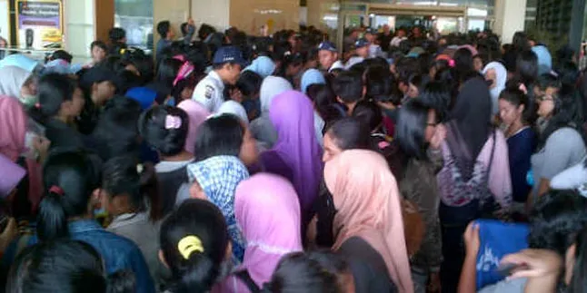 ELF Menutupi Pintu Bandara, Petugas Hanya Tersenyum
