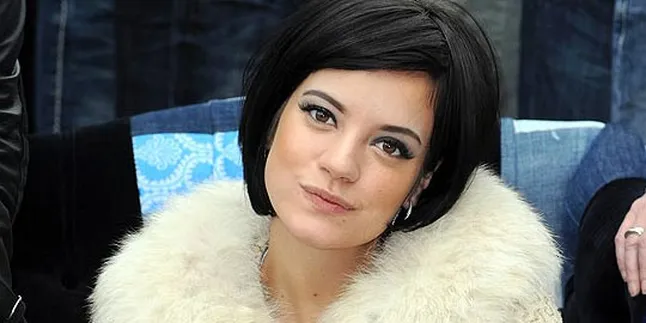 Lily Allen Muncul di Konser Conor Maynard
