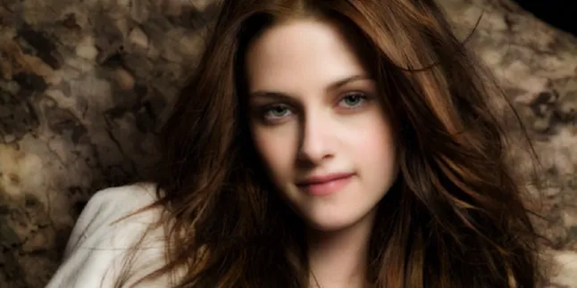 Kristen Stewart Raih Gelar Wanita Berbusana Terbaik