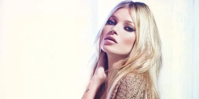 Kate Moss Beramal Dengan Foto Topless