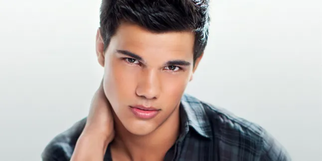 Taylor Lautner Ketahuan Gandeng Pacar Baru