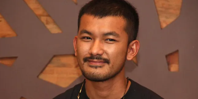 Waktu Luang, Rio Dewanto Lari Sore Bareng Anjingnya