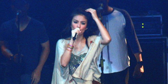 Sparkling Concert, Agnes Monica Tampil Sederhana