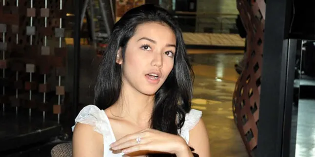 Velove Vexia Siapkan Bahan Penulisan Buku