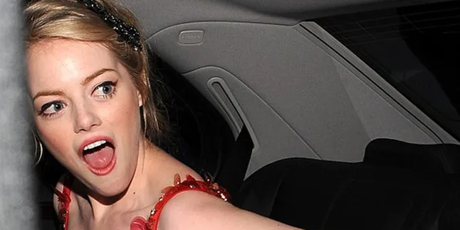 Gaun Emma Stone Mendadak Berlubang di Red Carpet