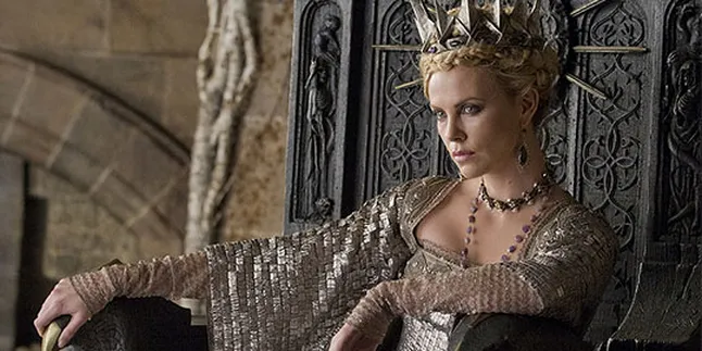 Charlize Theron Alami Cedera Otot Perut