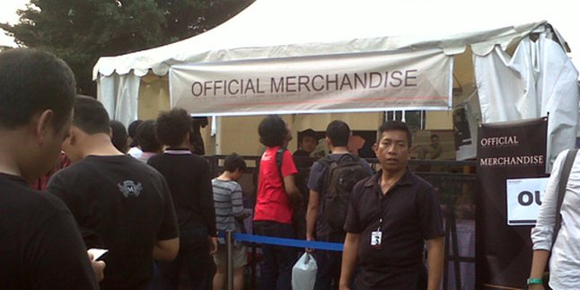 Stand Merchandise Morrissey Diserbu Fans