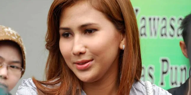 Dewi Cinta Akui Suka Foto Dengan Pose Seksi