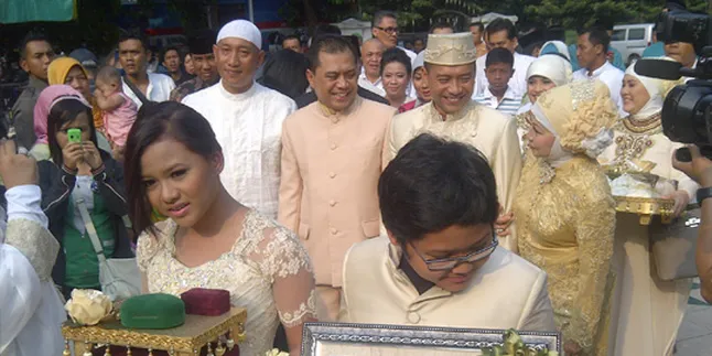 Diiringi Marawis, Anang Diarak Ke Masjid Albina