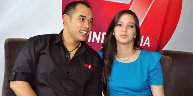 Nonton Slank, Bayi Nia Ramadhani Tendang Perut Ibu