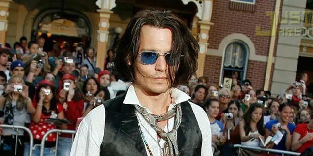 Ternyata Johnny Depp Tak Bisa 'Pipis' Sendiri