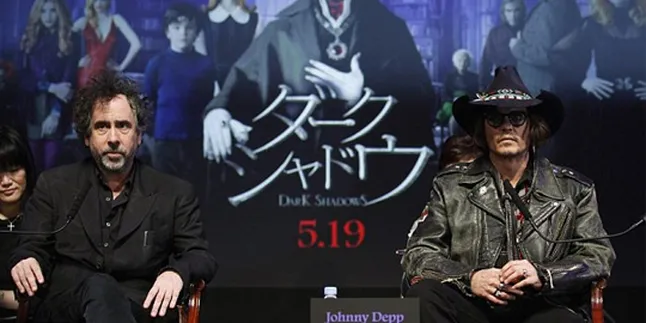 Terlalu Semangat, Tim Burton Tersandung di Panggung!