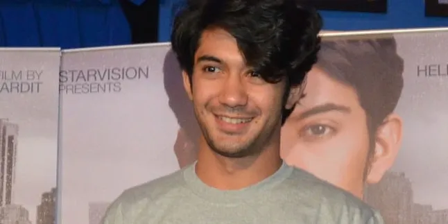 Reza Rahadian Sutradarai Video Soundtrack 'Broken Hearts'