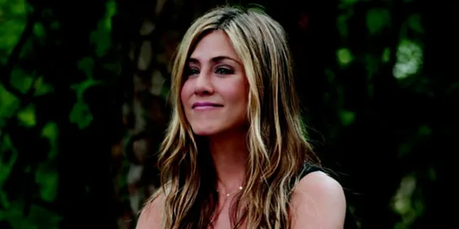 Jennifer Aniston Tampil Seksi Untuk Smartwater