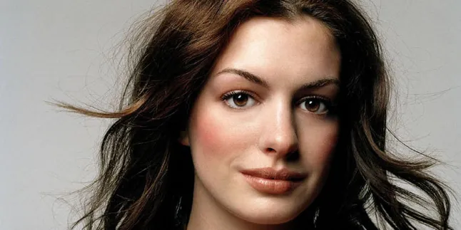 Seksinya Anne Hathaway Saat Berbikini
