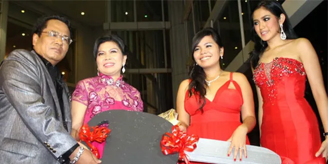 Hotman Paris Kado Mobil Seharga 9 Miliar ke Anak