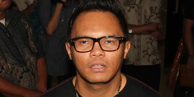 Fans Kerispatih Kawal Pemakaman Mertua Badai