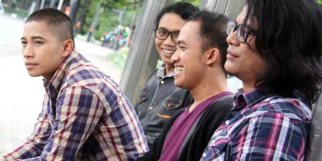 Demi Fans, The Rain Sering Berantem