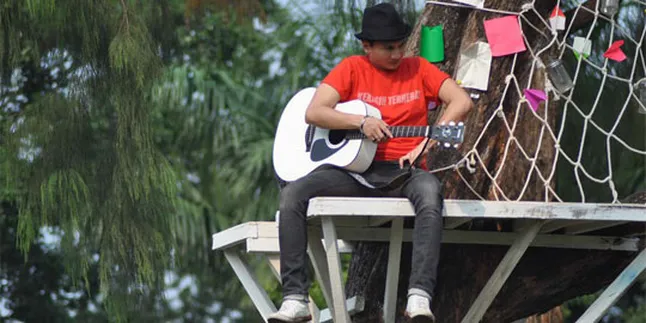 Bikin Video Klip, Anji Pun Harus Naik Pohon