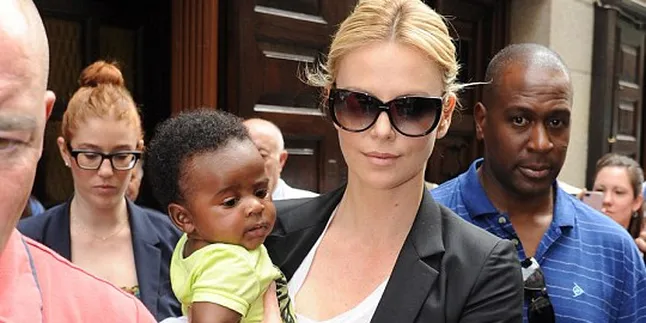 Putra Charlize Theron Ternyata Diasuh Anjing!