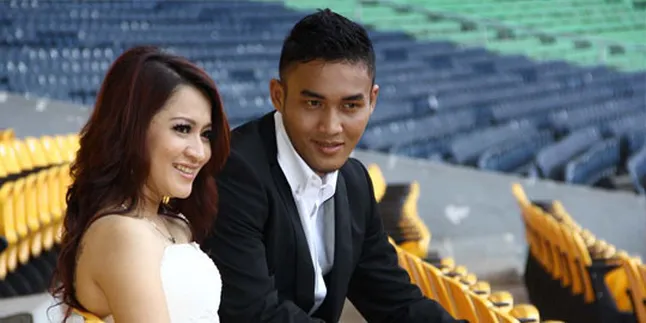 Cedera Kaki, Okie Agustina Sempatkan Fitting Baju Pernikahan