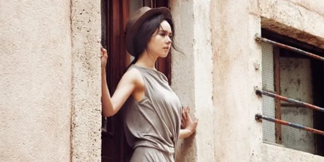 Cantik dan Misterius, Han Ga In Jalani Pemotretan di Kroasia