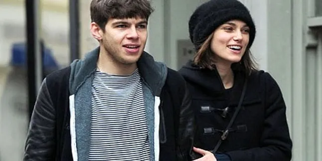 Keira Knightley Bertunangan Dengan Seorang Rocker