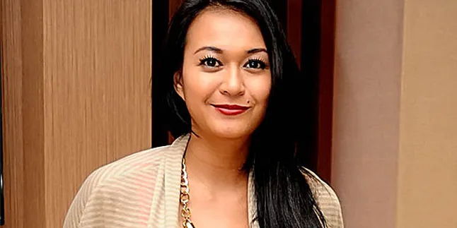 Kenes Andari Istirahat Bermain di Depan Layar